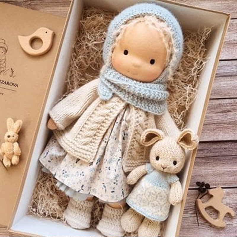 Håndlavet Waldorf-dukke - Økologisk Bomuld | Polka Dots Design