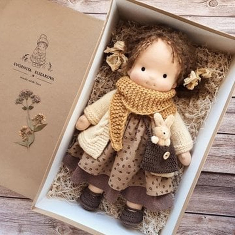 Håndlavet Waldorf-dukke - Økologisk Bomuld | Polka Dots Design