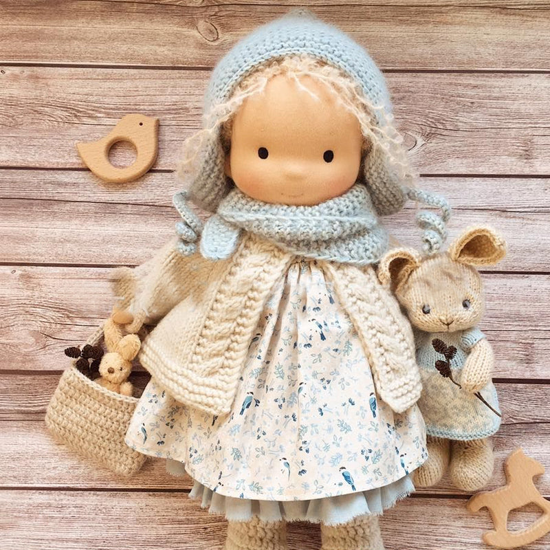 Håndlavet Waldorf-dukke - Økologisk Bomuld | Polka Dots Design