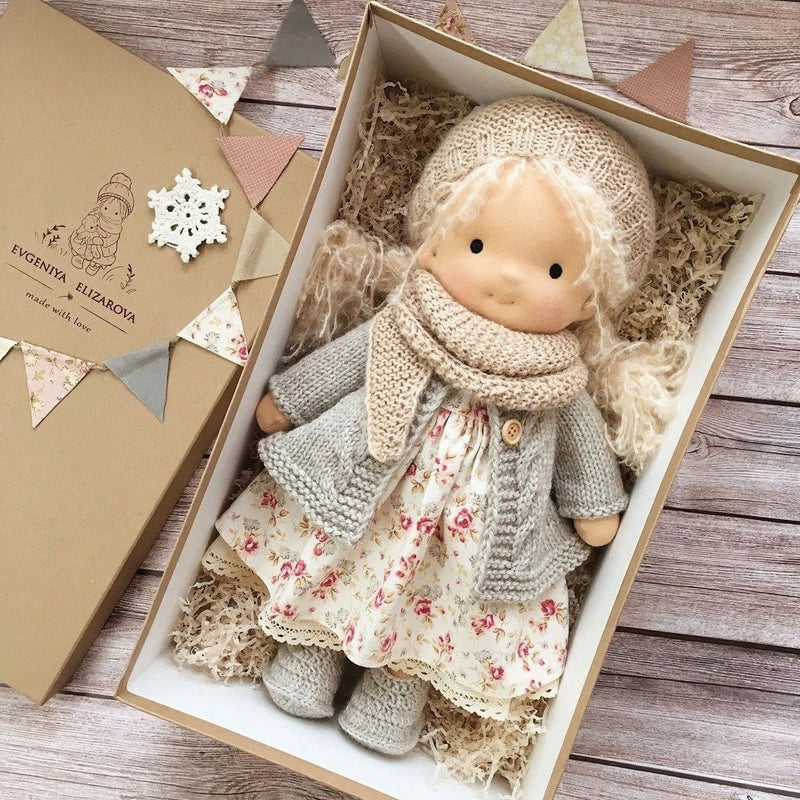 Håndlavet Waldorf-dukke - Økologisk Bomuld | Polka Dots Design